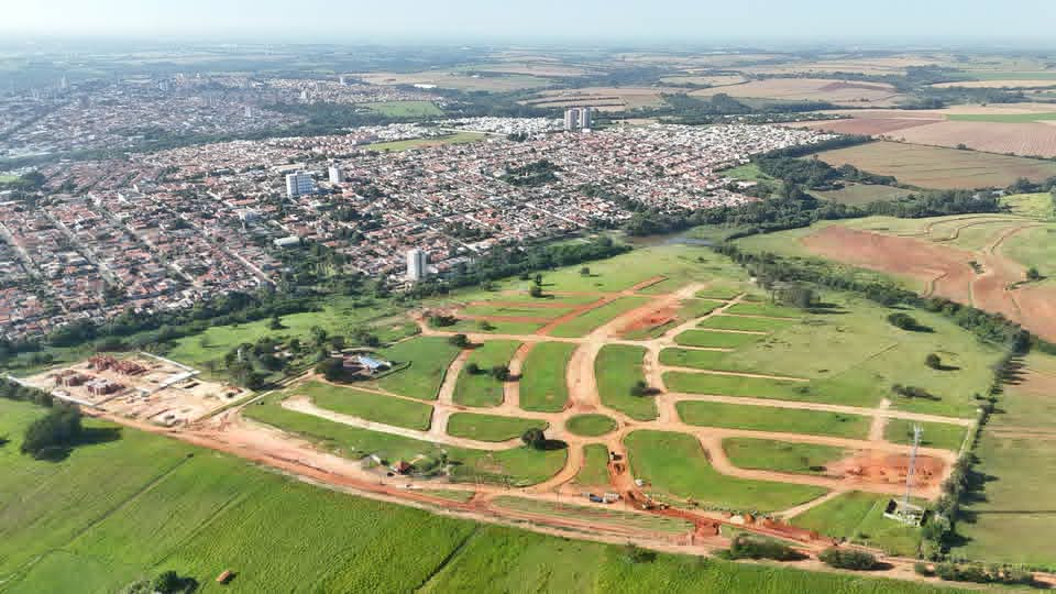 Parque dos Pinheiros, Monte Mor/SP — vista aérea do loteamento planejado com ruas demarcadas e infraestrutura em implantação.