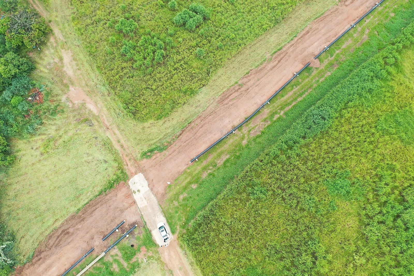 Infraestrutura em execução no Residencial Verona Jundiaí com rede de esgoto, água e vias em preparação