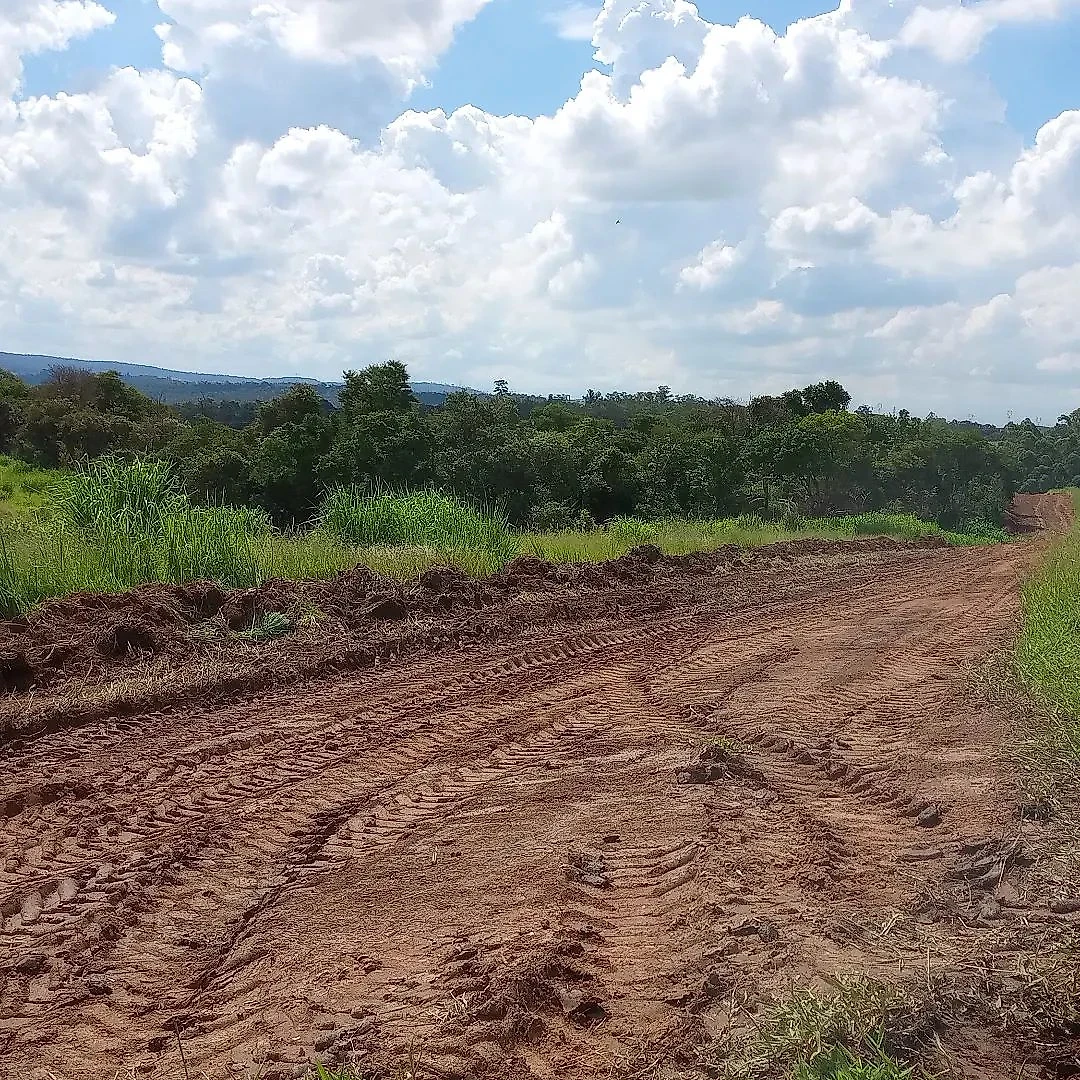 Terreno do Residencial Verona em Jundiaí com solo preparado e vegetação nativa ao redor