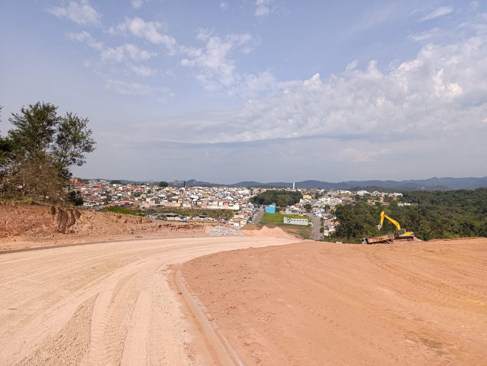 Vem Viver Jundiaí Loteamento — obras de terraplenagem com vista da cidade, Jundiaí/SP