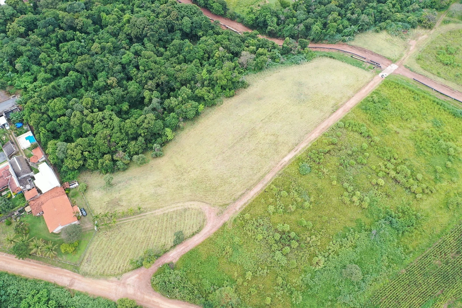 Vista aérea de terrenos do Residencial Verona cercados por mata nativa e áreas verdes