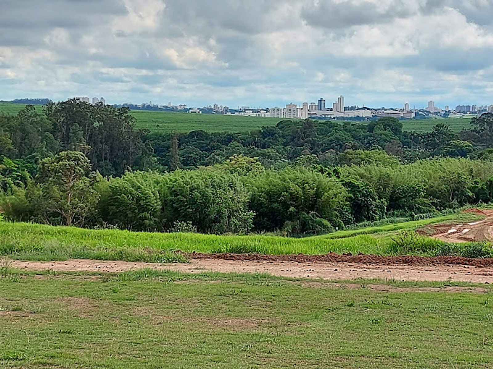 Vista aérea do loteamento Artesano Galleria Campinas com lotes residenciais e mata nativa.