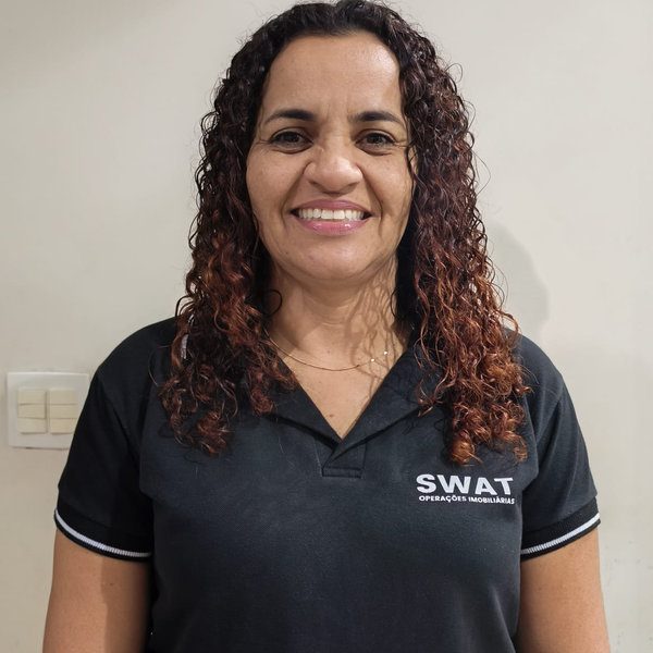 Edna Andrade — Corretora da SWAT Operações Imobiliárias em Campinas, especialista em loteamentos e condomínios fechados