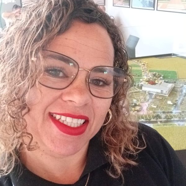 Karla Assis — Corretora da SWAT Operações Imobiliárias em Campinas, especialista em loteamentos e condomínios fechados