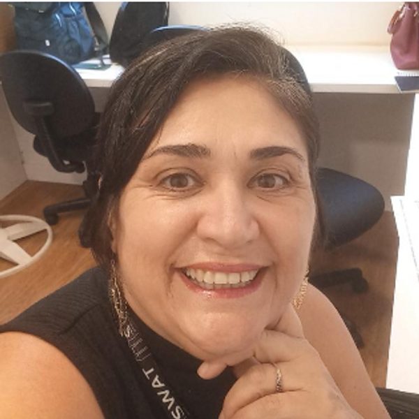 Vânia Almeida — Corretora da SWAT Operações Imobiliárias em Campinas, especialista em loteamentos e condomínios fechados