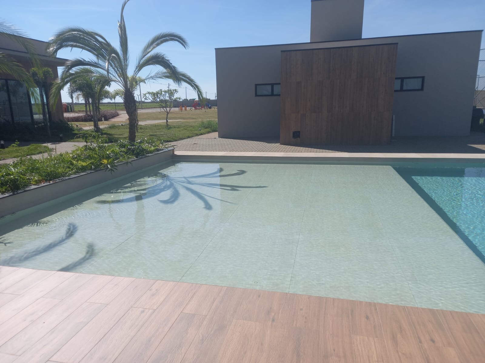 Residencial Golden Lake Paulínia — fachada do clube e área de piscina com lazer completo do condomínio em Paulínia/SP Residencial Golden Lake Paulínia — fachada do clube e área de piscina com lazer completo do condomínio em Paulínia/SP