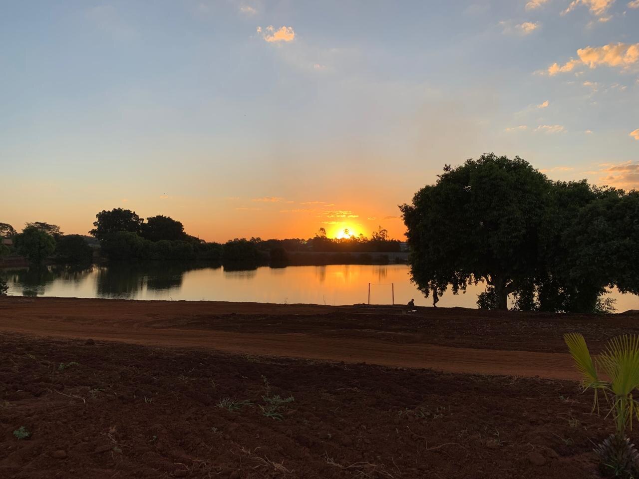 Residencial Golden Lake Paulínia — lago do condomínio fechado ao pôr do sol, cercado pela pista de cooper, em Paulínia/SP