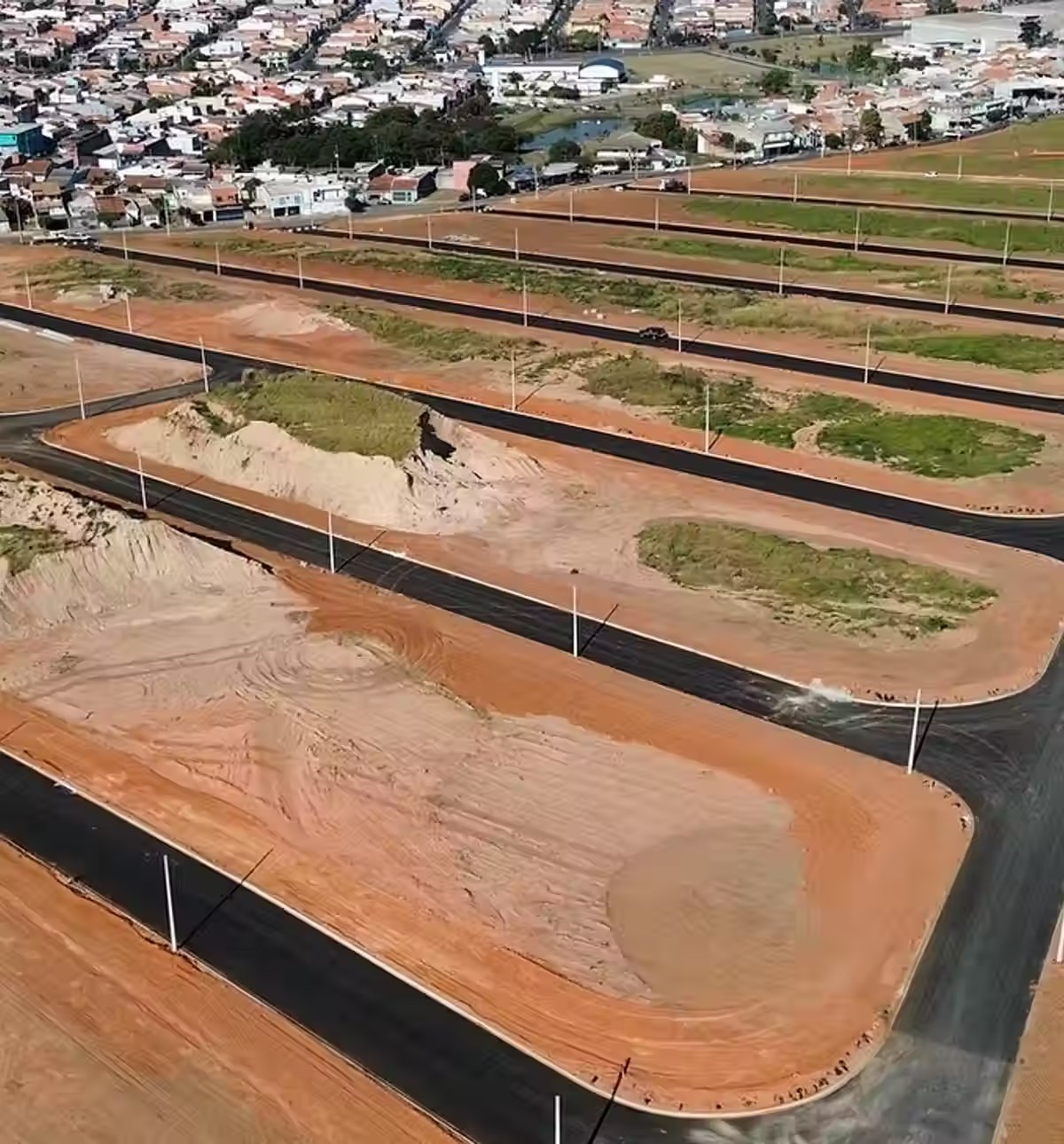 Jardim Paulista 3, Indaiatuba/SP — vista aérea das quadras do loteamento aberto com ruas asfaltadas, guias e lotes demarcados.