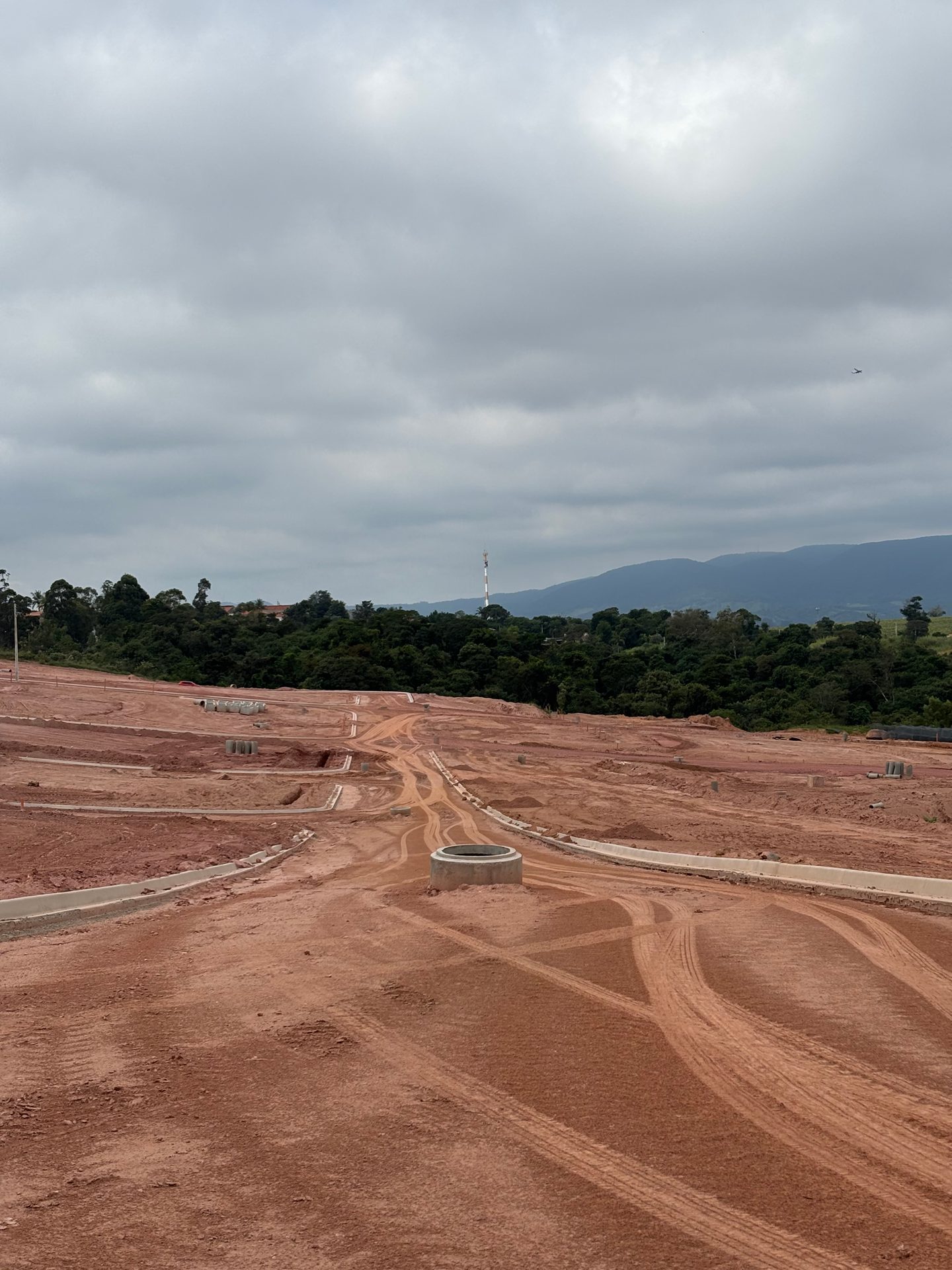 Recanto das Uvas Jundiaí — vista panorâmica do terreno do loteamento com a serra ao fundo, em Jundiaí/SP Recanto das Uvas Jundiaí — vista panorâmica do terreno do loteamento com a serra ao fundo, em Jundiaí/SP
