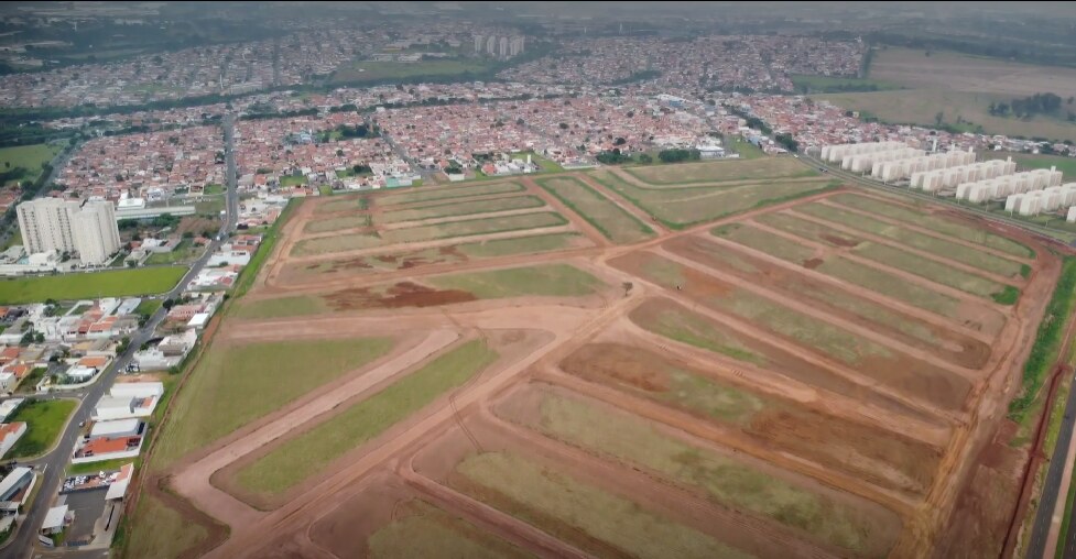 Terras da Fazenda Paulínia — obras iniciadas e terraplanagem do loteamento em Paulínia/SP vistas de cima