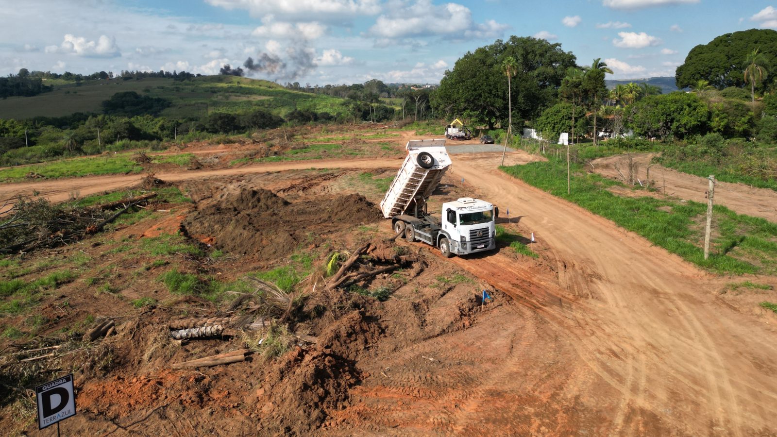 Terrazul Magalhães Teixeira Campinas — movimentação de terra com caminhões nas obras do loteamento em Campinas/SP Terrazul Magalhães Teixeira Campinas — movimentação de terra com caminhões nas obras do loteamento em Campinas/SP