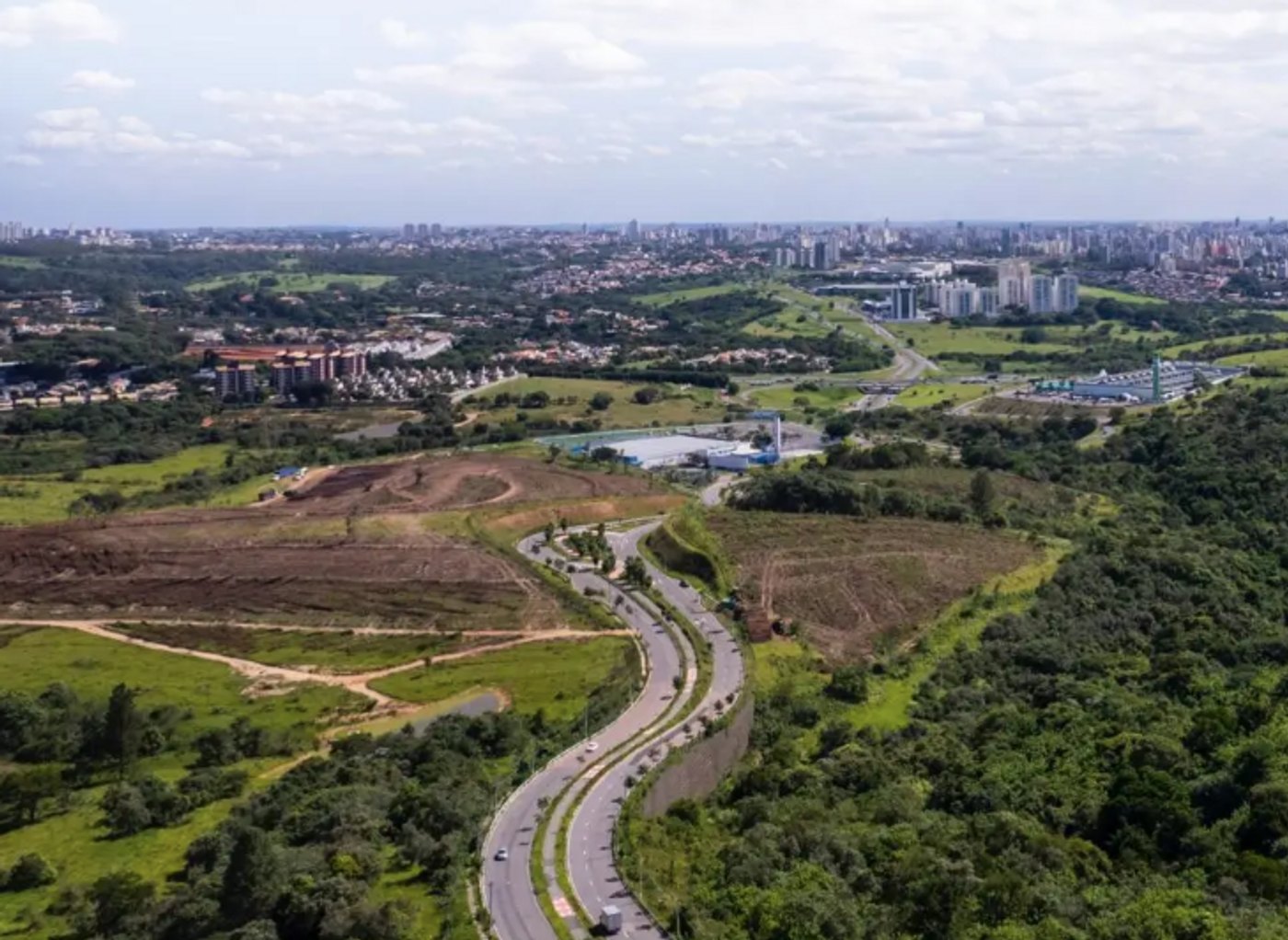 Tiê Campinas, Campinas/SP — vista aérea da região de Sousas com a cidade de Campinas ao fundo.