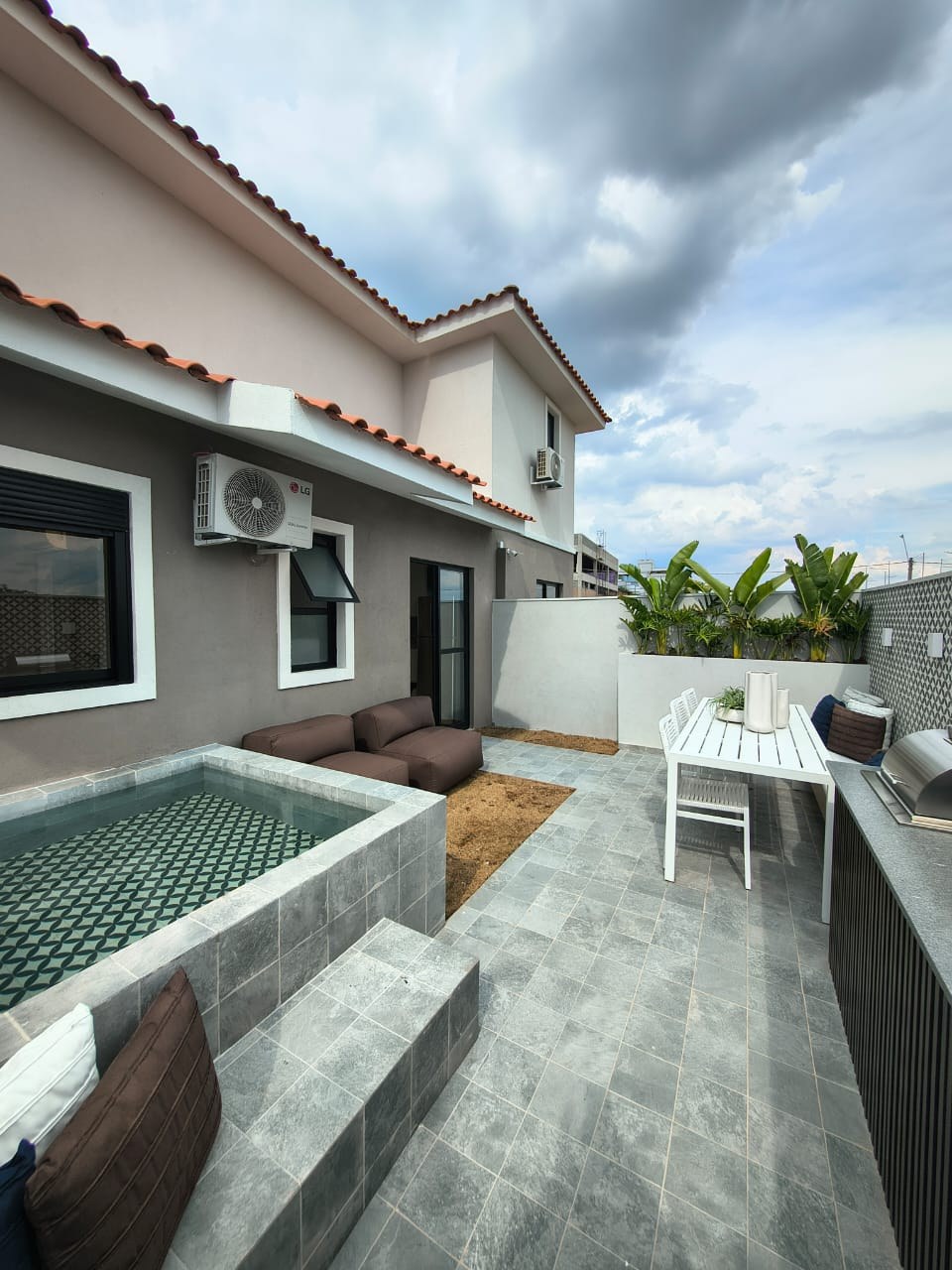 Villa Flora Hortolândia — varanda e área de lazer com piscina dos apartamentos em Hortolândia/SP