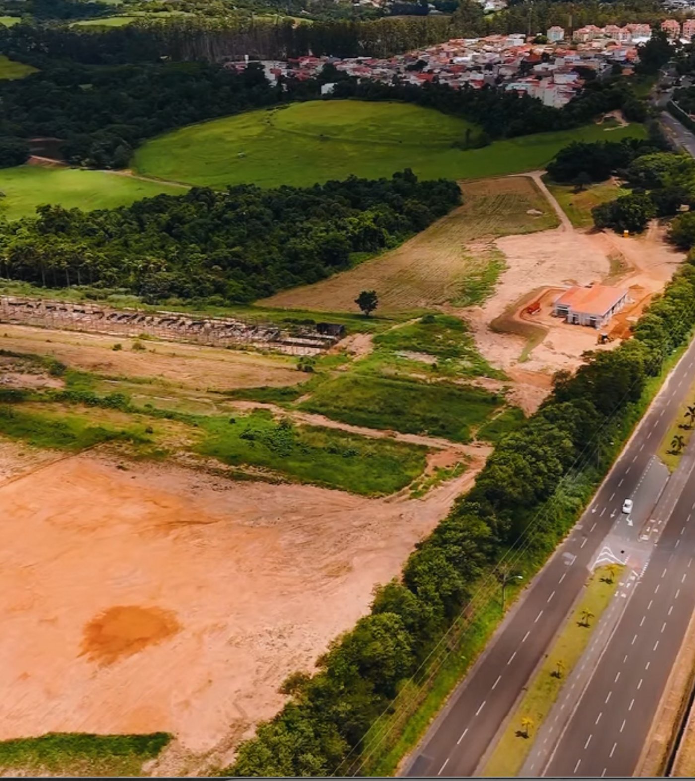 Ville de Provence, Indaiatuba/SP — vista aérea da área do loteamento fechado com terraplanagem, mata nativa e avenida de acesso.